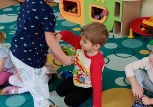 Julek częstuję dzieci warzywami