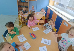 Maluszki z puchatków kolorują