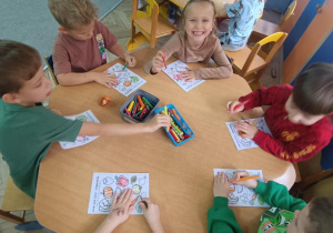 Dzieci z grupy biedronek wykonują karty pracy