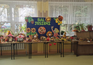 wystawa kapeluszy w szatni