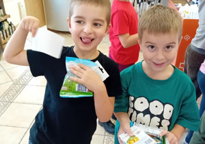 Kacper i Tymon z produktami z recepty