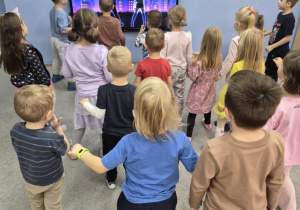 Dzieci podczas zabawy tanecznej z tablicą multimedialną