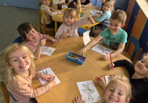 Maluszki kolorują obrazki związane z różnymi hobby