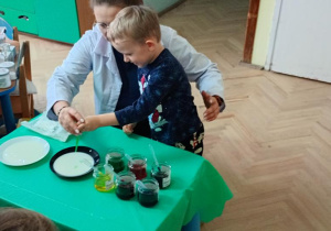 Olek robi doświadczenie zaczarowane mleko.