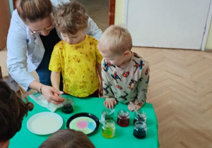 Grześ i Mikołaj robi doświadczenie zaczarowane mleko.
