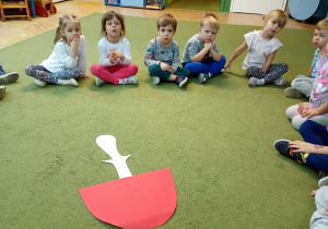 Dzieci oglądają muchomora, który zgubił kropki
