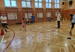 Dzieci biorą udział w konkurencjach sportowych