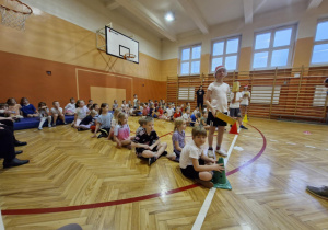 Dzieci biorą udział w konkurencjach sportowych