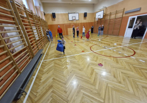 Dzieci biorą udział w konkurencjach sportowych