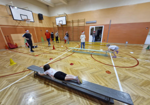 Dzieci biorą udział w konkurencjach sportowych