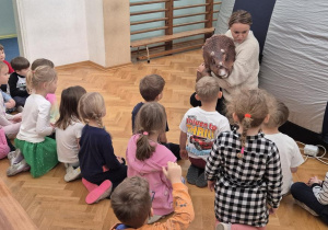 dzieci podczas warsztatów