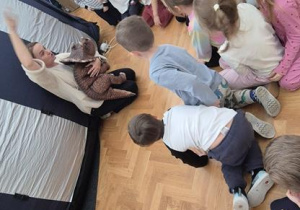 dzieci podczas warsztatów