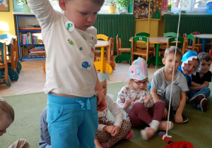 Chłopiec złowił na wędkę papierową sylwetę ryby
