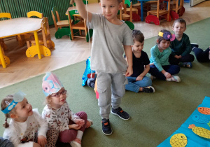 Chłopiec złowił na wędkę papierową sylwetę ryby