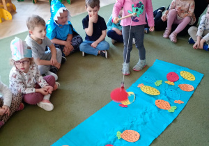 Dziewczynka złowiła na wędkę papierową sylwetę ryby