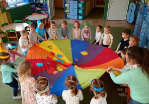 Puchatki falują chustą tak, aby rybki z niej nie spadły