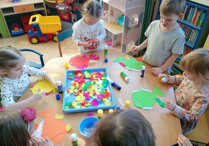Puchatki robią pracę plastyczną "Rybka"