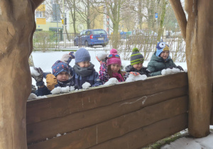 Szykowanie amunicji ze śnieżnych kul przez dzieci z grupy jeżów