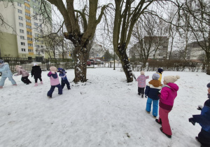 Zabawa doskonaląca rzucanie do celu