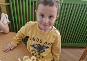 Dziecko prezentuje swoją budowlę