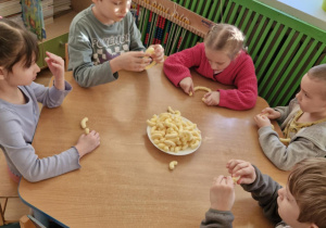 Dzieci sklejają chrupki
