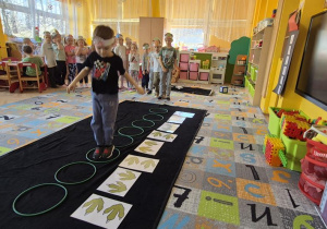 Zabawa ruchowa-śladami dinozaurów