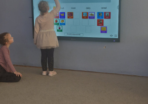 Segregowanie produktów spożywczych podczas gry edukacyjnej na tablicy multimedialnej