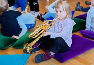 Małgosia gra na instrumencie