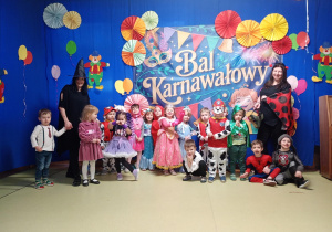 Grupa Puchatków pozuje do wspólnego karnawałowego zdjęcia