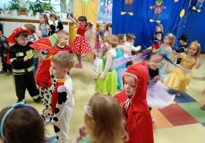 Puchatki tańczą podczas Balu Karnawałowego