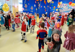 Puchatki uczastniczą w Balu Karnawałowym