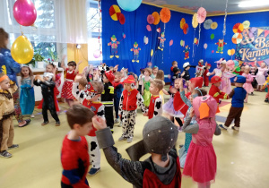 Puchatki świetnie bawią się na Balu Karnawałowym