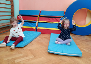 Maluszki ściskają woreczki w dłoniach