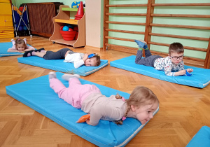Kotki odpoczywają na materacach