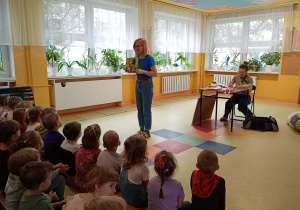Autorka opowiada dzieciom o budowie książki