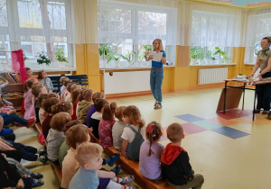 Autorka pokazuje dzieciom ilustracje w książce