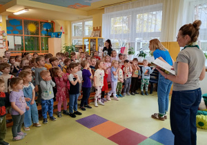 Maluszki uczestniczą w warsztatach na temat książek