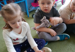 Puchatki pokazują swoje zabawkowe słoniki