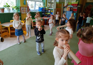 Puchatki naśladują słonie