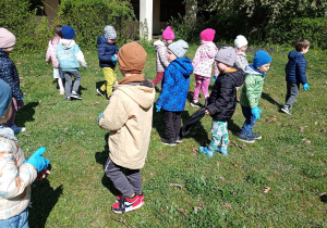 Puchatki rozglądają się po ogrodzie, szukając śmieci