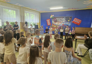 Powitanie wszystkich, dzieci śpiewają piosenkę angielską