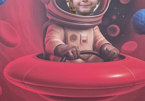 dzieci pozują w fotobudce