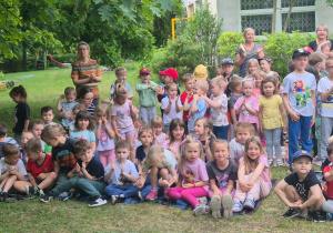 dzieci ze starszaków oglądają występy nauczycieli