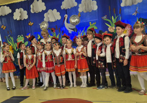 wspólne zdjęcie dyrekcji z dziećmi