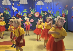 Puchatki tańczą do piosenki "Gumi miś"