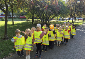 Zdjęcie grupowe, dzieci machają do zdjęcia