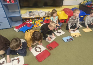 Igor, Zuzia, Michał, Nina i Filip układają kasztany