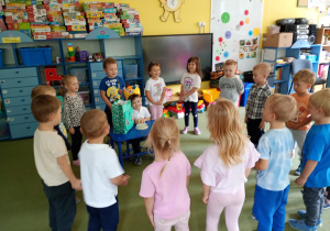 Puchatki śpiewają chłopczykowi "Sto lat"