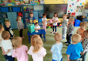 Dzieci śpiewają chłopczykowi "Sto lat"