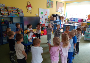 Dzieci biją brawo Tymurowi